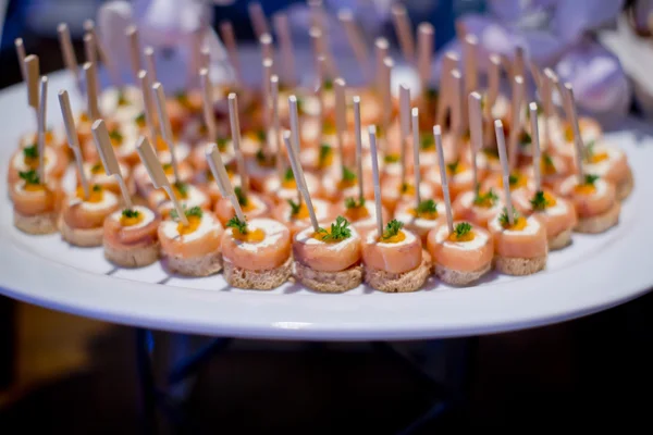 Délicieuses canapés comme plat d'événement — Photo