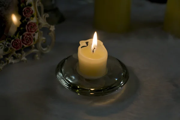 Aromatyczne świece białe. — Zdjęcie stockowe