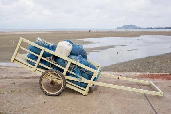 Visnet in kruiwagen met zee — Stockfoto