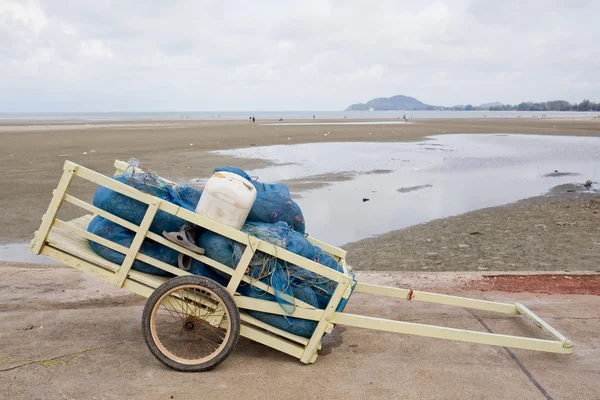 Visnet in kruiwagen met zee — Stockfoto