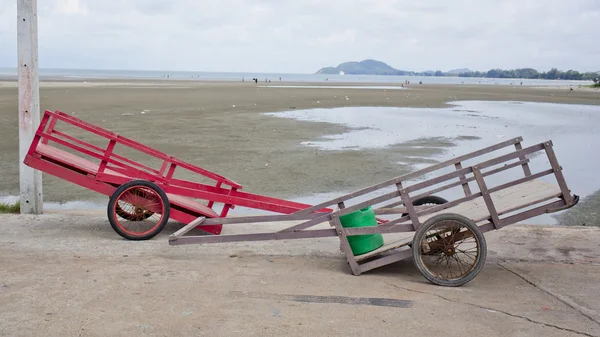 Twee kruiwagen met houten grepen op een strand — Stockfoto