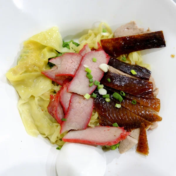 Fideos de arroz con huevo servidos con wontons de camarones y cerdo en rodajas y — Foto de Stock