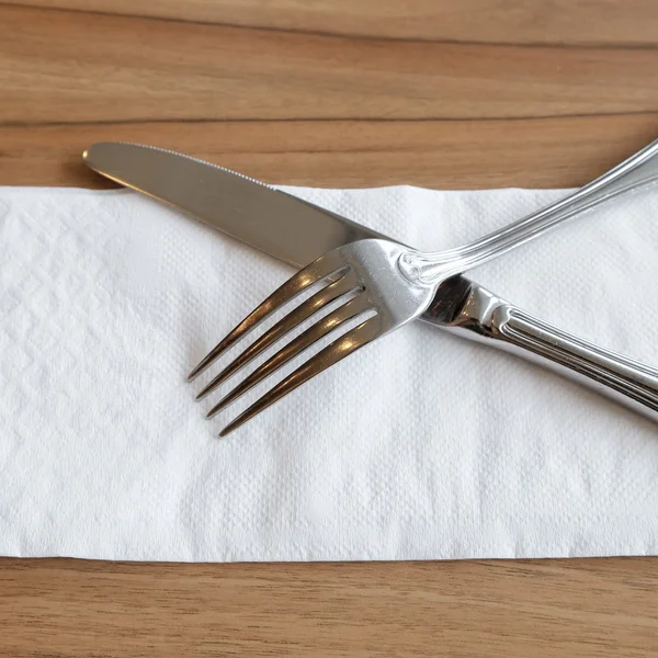 Cuchillería de tenedor y cuchillo sobre tejido blanco — Foto de Stock