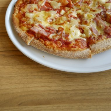 taze ananas ile yapılan lezzetli Hawaii rustik tarzı pizza