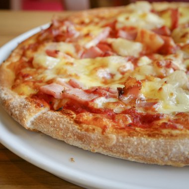 taze ananas ile yapılan lezzetli Hawaii rustik tarzı pizza