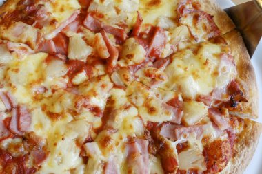 taze ananas ile yapılan lezzetli Hawaii rustik tarzı pizza