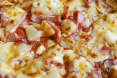 taze ananas ile yapılan lezzetli Hawaii rustik tarzı pizza