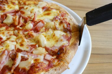 taze ananas ile yapılan lezzetli Hawaii rustik tarzı pizza