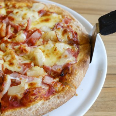 taze ananas ile yapılan lezzetli Hawaii rustik tarzı pizza