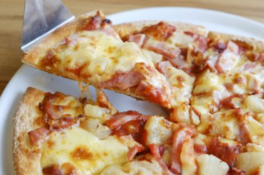 taze ananas ile yapılan lezzetli Hawaii rustik tarzı pizza