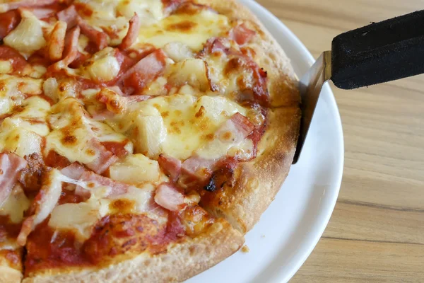 Delicious hawaiian rustic style pizza made with fresh pineapples — Stock Photo, Image