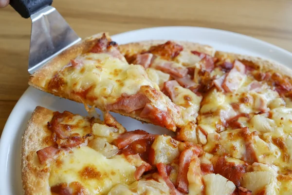 Delicious hawaiian rustic style pizza made with fresh pineapples — Stock Photo, Image