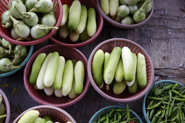 Thajsko trh zeleniny košík prodávající okurky, chilli a C — Stock fotografie