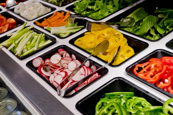 Salade bar met groenten in het restaurant, gezonde voeding — Stockfoto