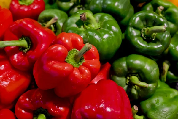 Pimentas coloridas com cores verde e vermelho, backgro natural — Fotografia de Stock