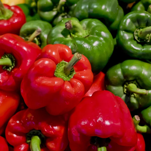 Pimentas coloridas com cores verde e vermelho, backgro natural — Fotografia de Stock