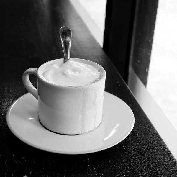 Noir et blanc Une tasse de café latte — Photo