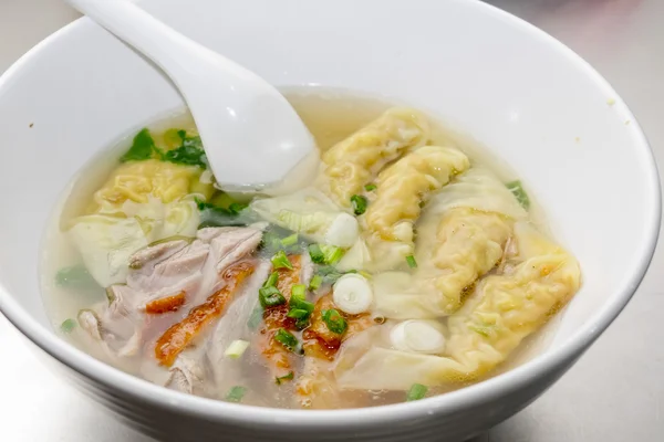 Soupe Wonton aux crevettes avec tranches de canard rôti — Photo