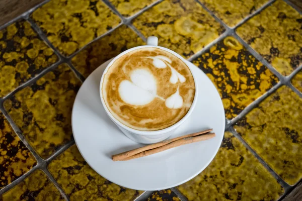 Eine Tasse Café Latte und Zimtstange. — Stockfoto