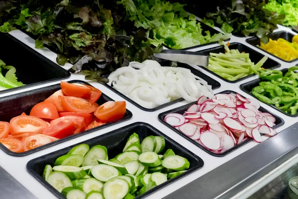 Barra de salada com legumes no supermercado, comida saudável — Fotografia de Stock