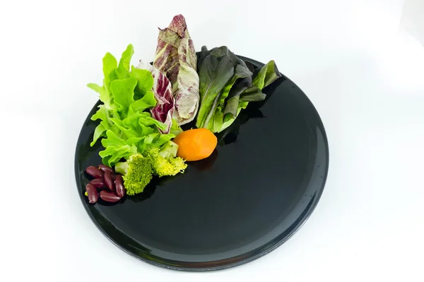Salada de legumes na placa com spcae em branco para a redação — Fotografia de Stock
