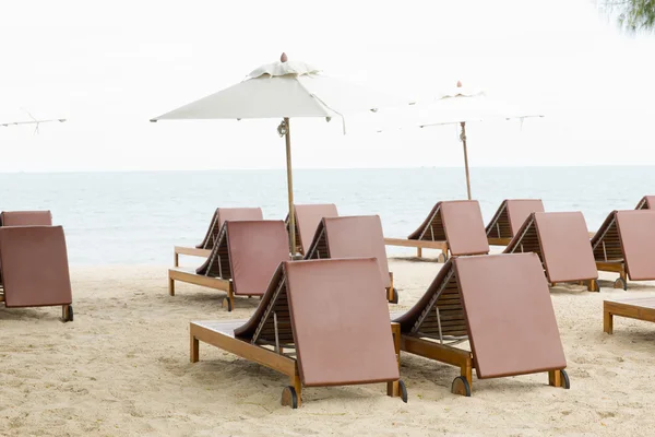 Sedia e ombrellone sulla spiaggia di sabbia. Concetto di riposo, relaxa — Foto Stock