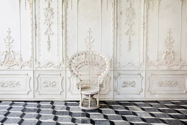 Ancient chair with beautiful wall — Stock Photo, Image