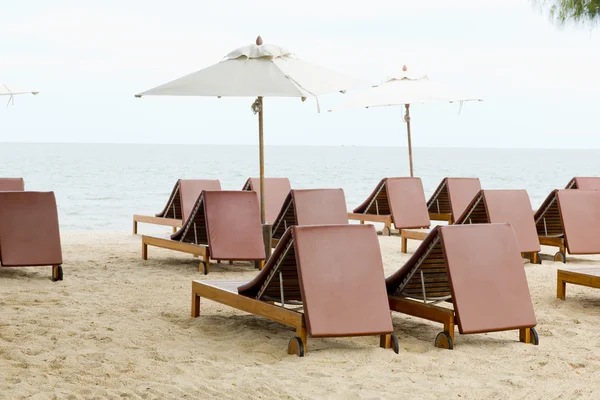 Beach chair and umbrella on sand beach. Concept for rest, relaxa — Stock Photo, Image