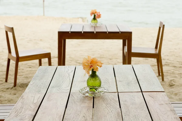 Romantische tabel setup op tropisch strand — Stockfoto