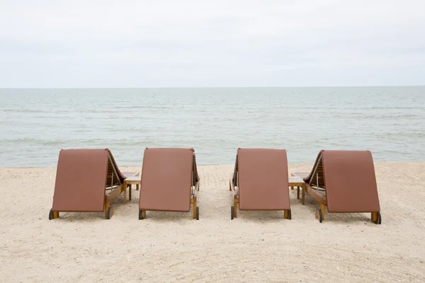 Silla de playa en playa de arena. Concepto de descanso, relajación, vacaciones — Foto de Stock