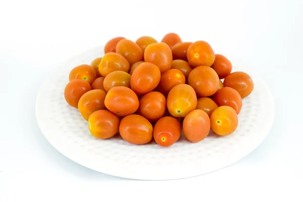 Beyaz tabakta kiraz domatesleri — Stok fotoğraf