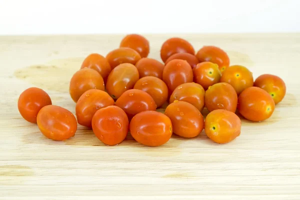 Kesme tahtası üzerinde domates — Stok fotoğraf
