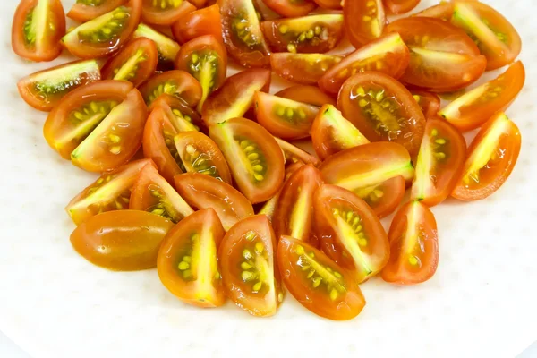 Beyaz arka plan üzerinde kiraz domates dilimleri ayırmak — Stok fotoğraf