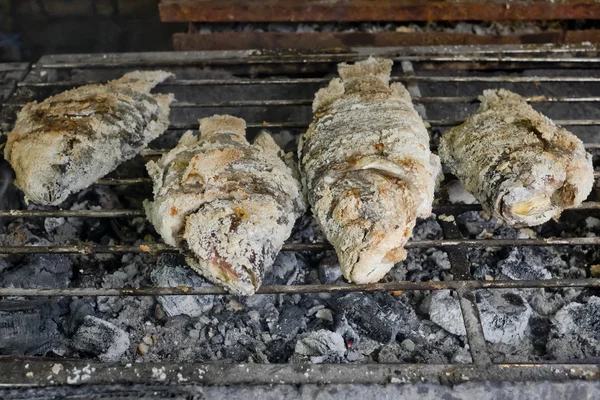 Тайская еда, жареная рыба — стоковое фото