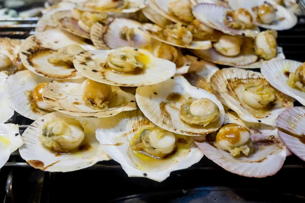 Grillad pilgrimsmussla toppad med smör, vitlök och persilja. — Stockfoto