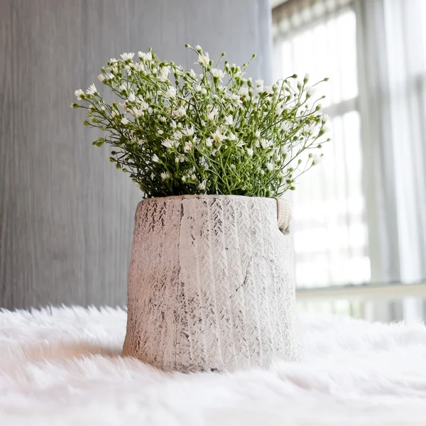 Spring white flowers in flower pot — Stock Photo, Image