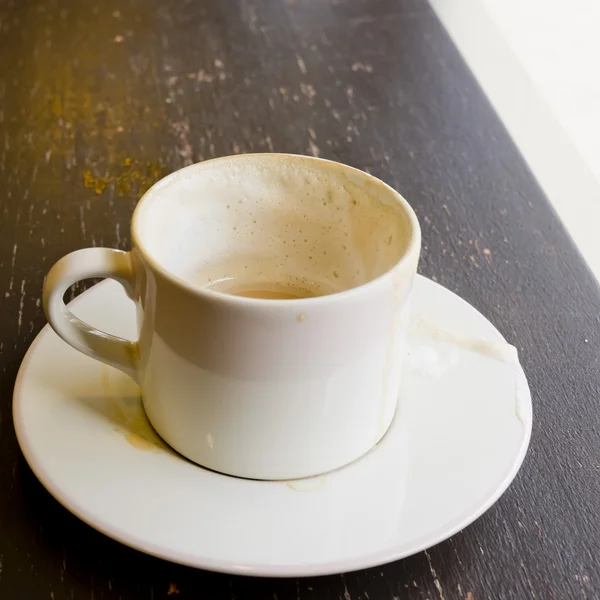 Lege koffie cup op houten tafel bij koffie shop — Stockfoto