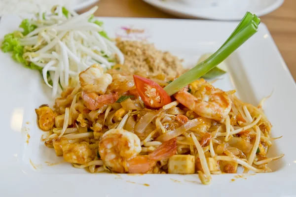 Delicious rice noodles with shrimp close-up on a plate. Thai Dis — Stock Photo, Image