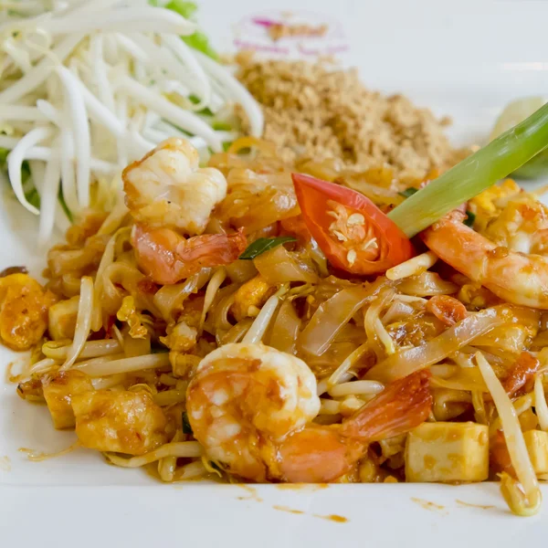 Вкусная рисовая лапша с креветками крупным планом на тарелке. Thai Dis — стоковое фото
