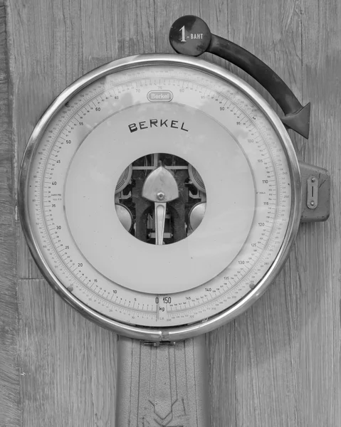 Aparelhos de pesagem a preto e branco — Fotografia de Stock
