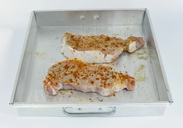 Daging babi mentah dengan rempah-rempah, Paprika, Pepper dalam pemanggangan timah — Stok Foto