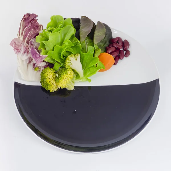 Grönsakssallad på tallrik med tomma spcae för formuleringen — Stockfoto