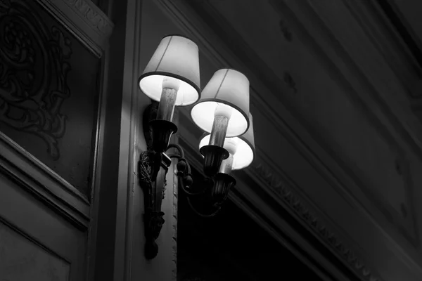 Czarno-biała stara latarnia — Zdjęcie stockowe