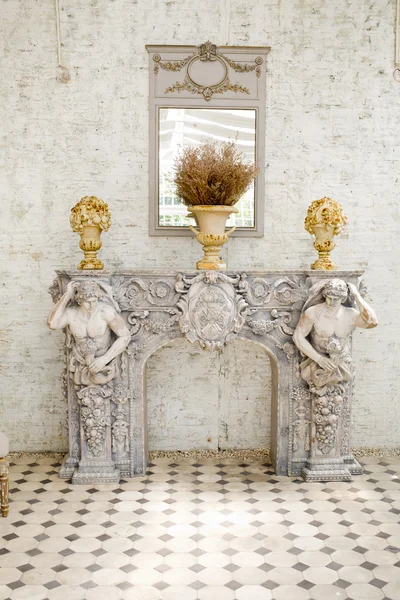 古代风格镜子和桌子都与一个花瓶 — 图库照片