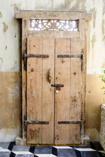 Porta antiga decorat fundo — Fotografia de Stock