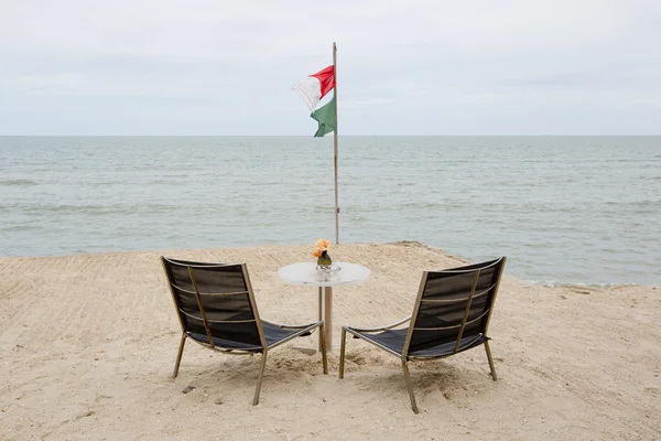 Sedia da spiaggia sulla spiaggia di sabbia. Concetto di riposo, relax, vacanza — Foto Stock