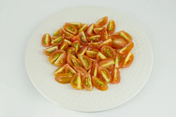 Beyaz arka plan üzerinde kiraz domates dilimleri ayırmak — Stok fotoğraf