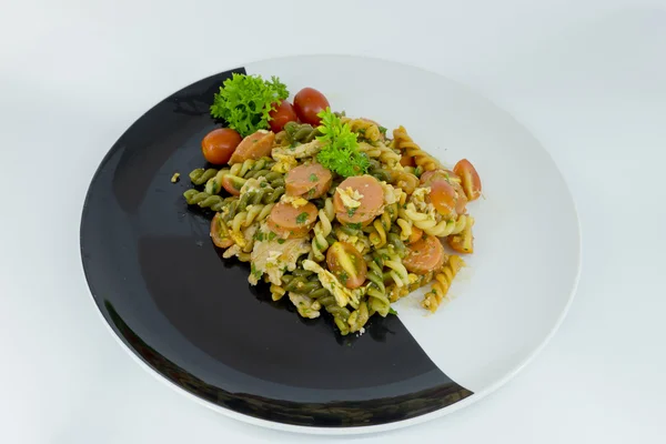 Macarrão macarrão com molho de tomate e salsicha em um preto e whit — Fotografia de Stock