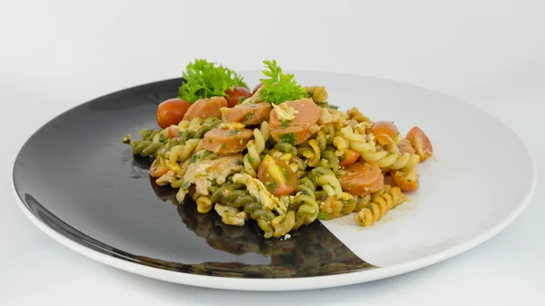 Makaroner pasta med tomatsås och korv på en svart och whit — Stockfoto