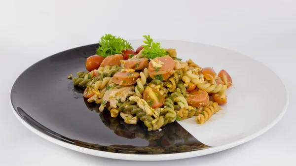 Makaroner pasta med tomatsås och korv på en svart och whit — Stockfoto